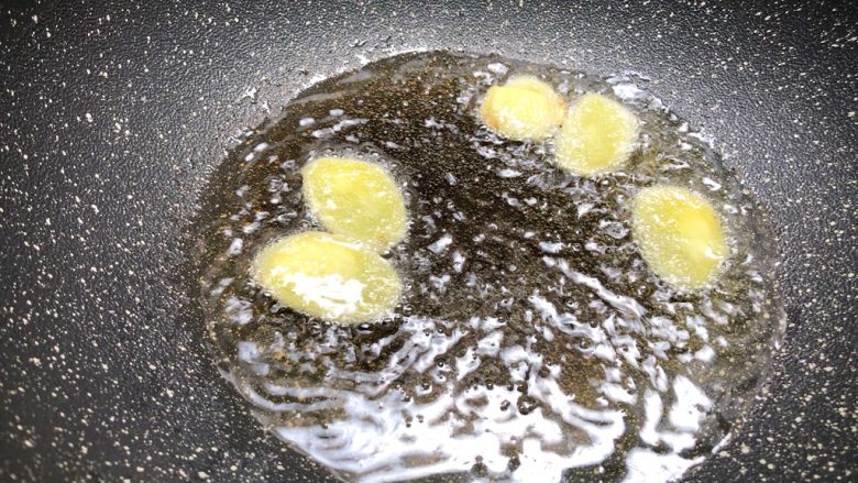 牛腱炖萝卜,热锅放入适量油,放入姜片爆香
