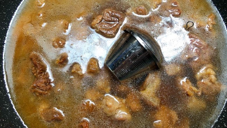 牛腱炖萝卜,放入香料盒,大火煮开,转中火炖40分钟
