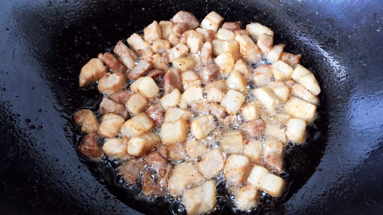 台式卤肉饭,热锅烧油,关中火,把肉块炒红