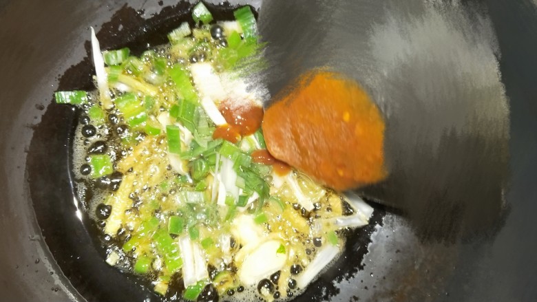 酸汤龙利鱼,闻到食材香味,放入一勺蒜蓉辣椒再次翻炒10秒左右