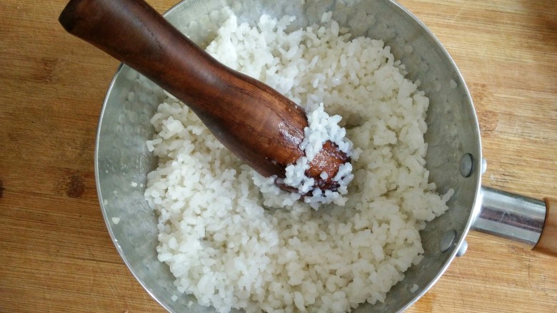 奶香蔓越莓米糕――剩米饭秒变高逼格小甜品,将拌入糖奶的米饭放入蒸锅(微波炉)加热5分钟,让白糖充分融化,增加米饭的粘性,并用木杵将米粒捣烂至粘稠(这时候米饭已经非常粘了)。