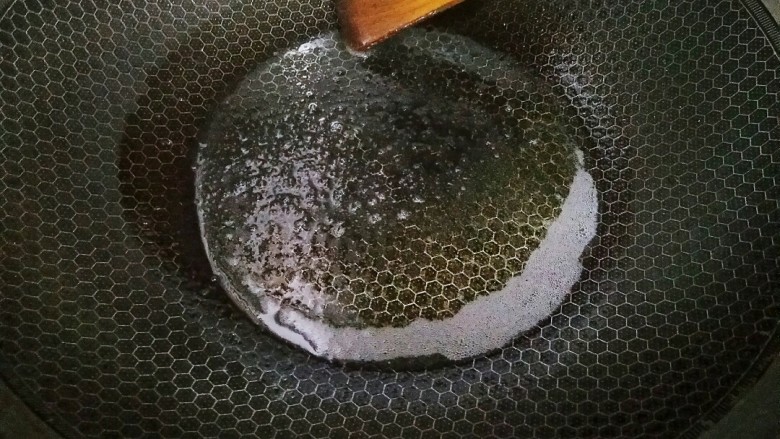 青椒肉丝,锅里烧热,下的油稍微比平时炒菜的多一点