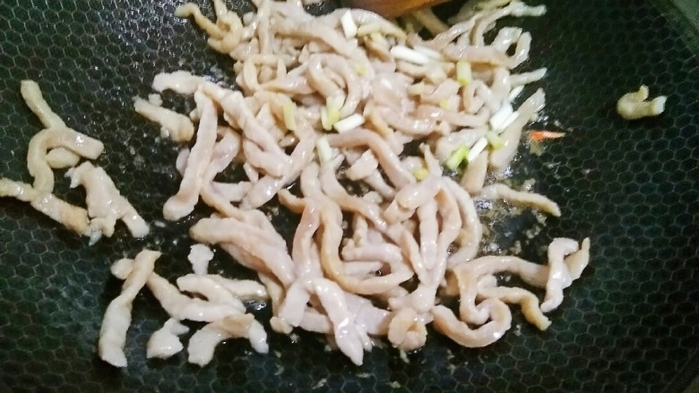 青椒肉丝,大火翻炒均匀,下葱头,倒入<a style='color:red;display:inline-block;' href='/shicai/ 718'>料酒</a>大火快炒