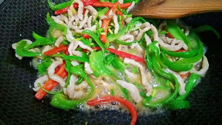 青椒肉丝,最后撒上葱花,盖上盖子关火焖上几秒钟