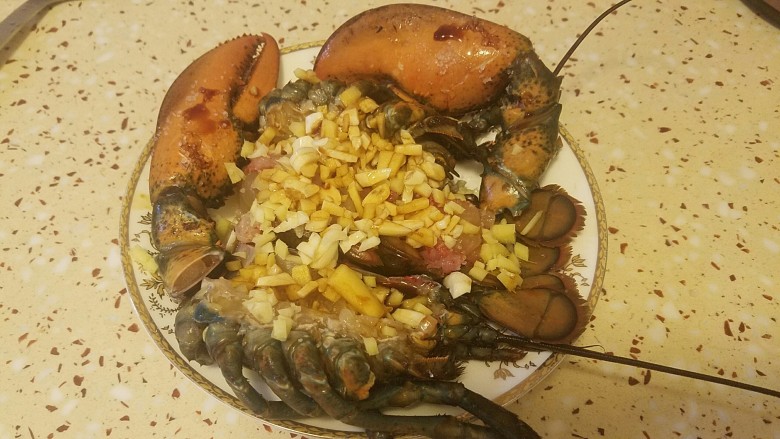 鲜味龙虾,龙虾手两面都要用刀背敲打裂开,一来容易入味,二来吃的时候容易掰开