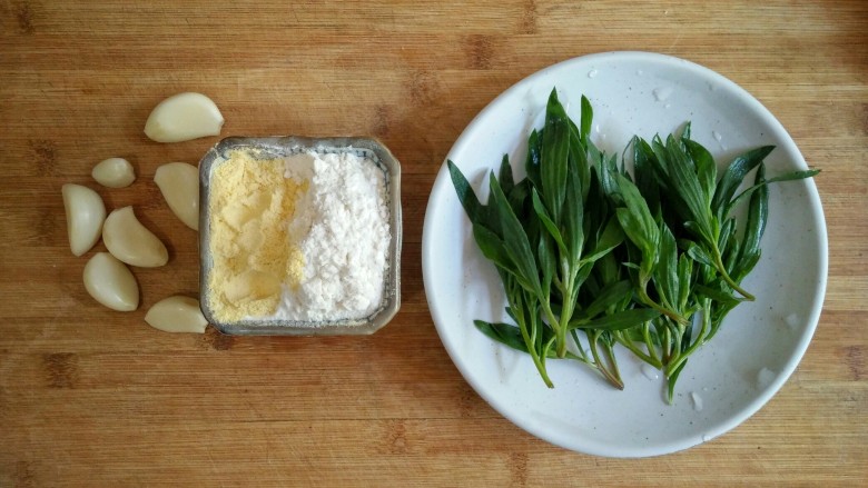 忆苦思甜的野菜扒拉,准备食材,小麦粉和<a style='color:red;display:inline-block;' href='/shicai/ 6139'>玉米粉</a>1:1的量混合,面条菜清洗沥水。