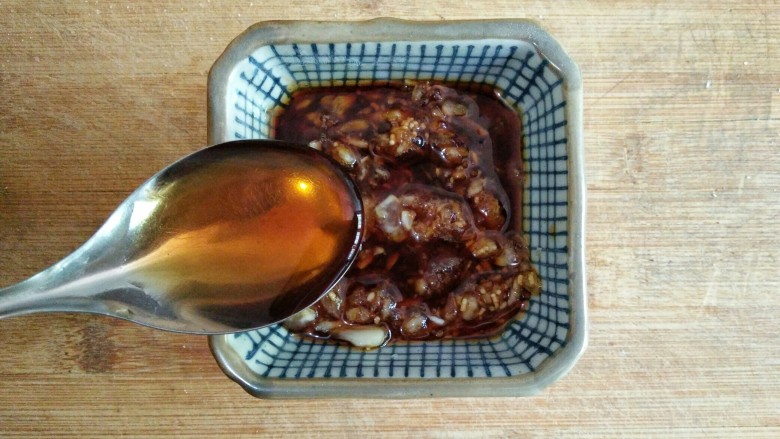 忆苦思甜的野菜扒拉,加入<a style='color:red;display:inline-block;' href='/shicai/ 768'>香醋</a>(醋的口味根据个人喜好加入)