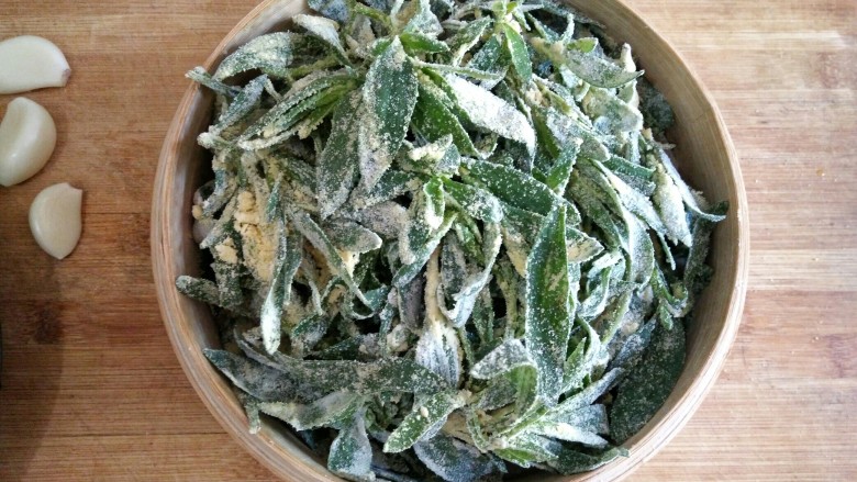 忆苦思甜的野菜扒拉,放入笼屉中,上锅蒸十分钟就好啦。