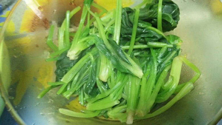 粉丝拌菠菜,菠菜焯水，粉丝烫几秒捞出