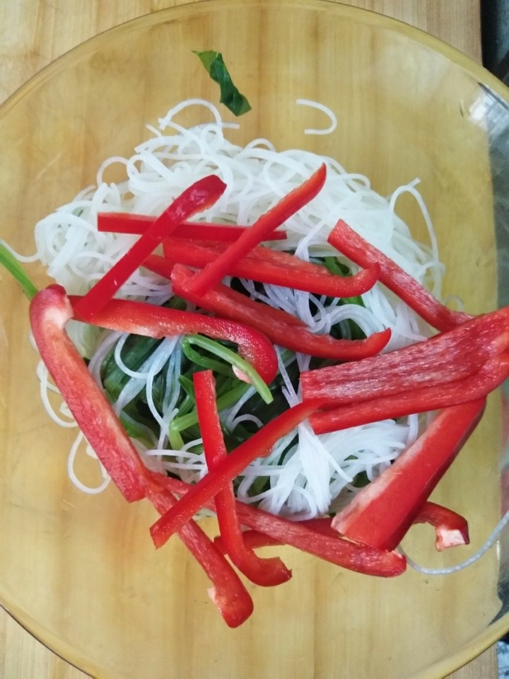 粉丝拌菠菜,菠菜，粉丝过凉水，放上<a style='color:red;display:inline-block;' href='/shicai/ 3554'>彩椒</a>