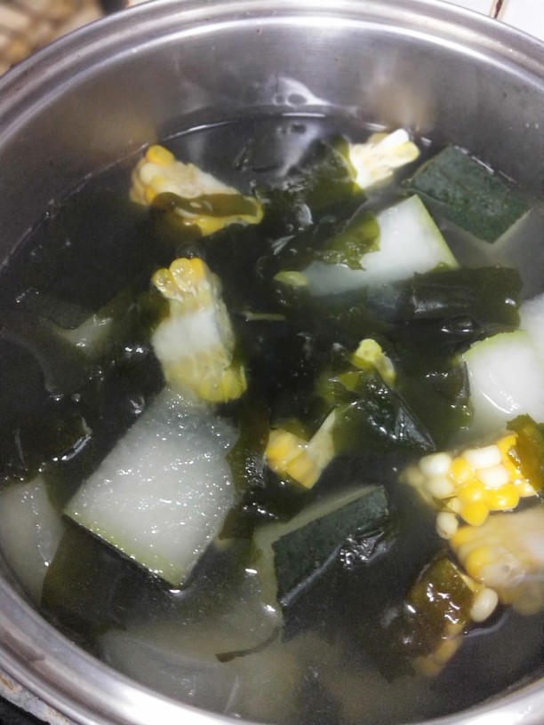 连皮冬瓜薏仁汤,开火,待水开以后煮一个小时,确保冬瓜变透明,莲子软烂。