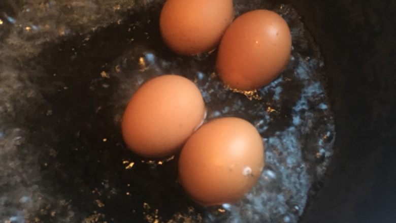 红烧肉卤蛋,鸡蛋锅里煮熟
