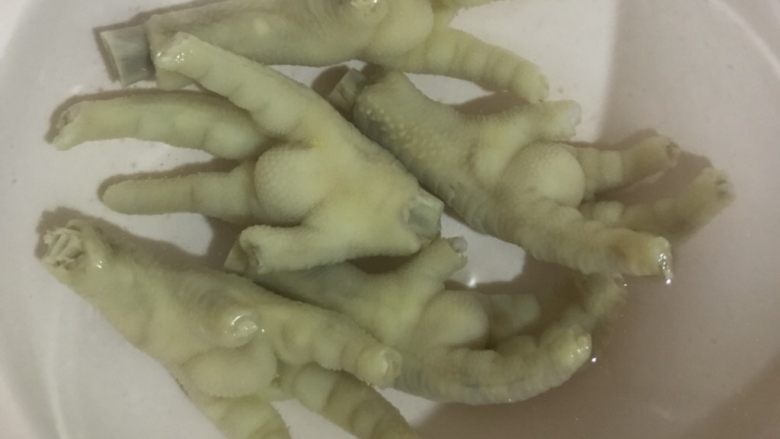 杂豆当归鸡爪汤,捞出过清水冲洗干净……