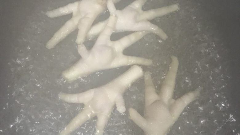 杂豆当归鸡爪汤,清水烧开放入鸡爪，沸煮3分钟，去除浮沫和血水。