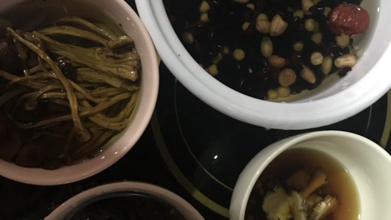 杂豆当归鸡爪汤,准备材料杂豆我放了黑豆红豆黄豆花生，大家可以按自己喜好随意，用温水浸泡半小时，<a style='color:red;display:inline-block;' href='/shicai/ 266'>茶树菇</a>剪去底部用凉水浸泡，<a style='color:red;display:inline-block;' href='/shicai/ 3758'>当归</a>洗净切片用黄酒浸泡，干<a style='color:red;display:inline-block;' href='/shicai/ 80877'>紫苏叶</a>也清水浸泡半小时。