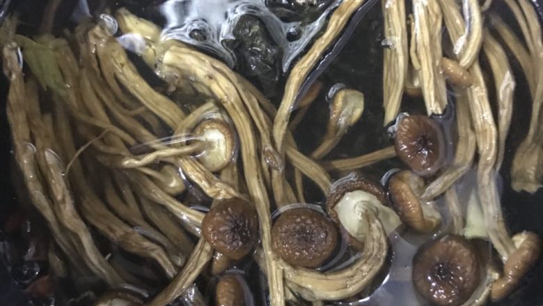 杂豆当归鸡爪汤,杂豆鸡爪茶树菇紫苏叶放入锅中，最好用明火砂锅煲，我的房子不能用明火，所以是在炖锅里煲汤。中小火煲一个小时后，放入<a style='color:red;display:inline-block;' href='/shicai/ 2470'>红枣</a>当归连同泡酒一起再煲半小时。