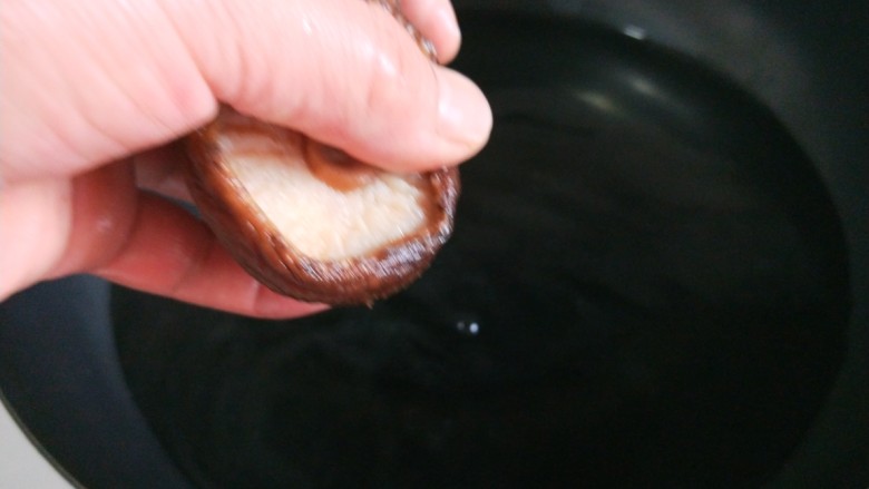 猪肉胡萝卜香菇虾仁包子,锅中放适量水烧开,放入香菇。