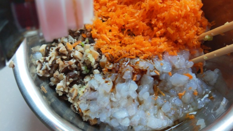 猪肉胡萝卜香菇虾仁包子,加入胡萝卜,在加入适量<a style='color:red;display:inline-block;' href='/shicai/ 692'>酱油</a>。
