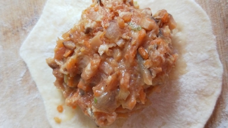 猪肉胡萝卜香菇虾仁包子,装入馅料