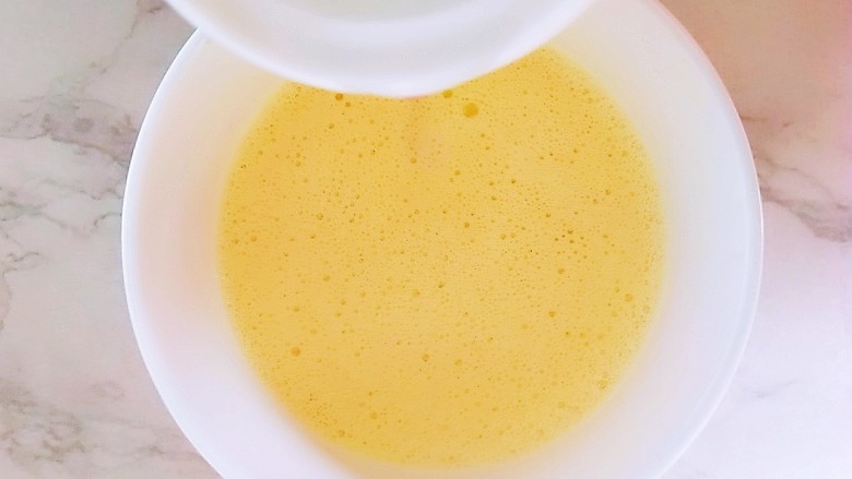 #宝宝辅食#银鱼南瓜炖蛋,加入备好的60ml的温水,搅拌均匀