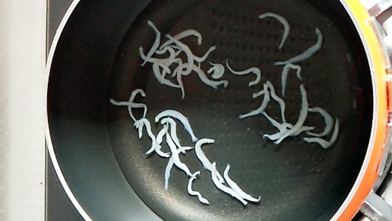 #宝宝辅食#银鱼南瓜炖蛋,银鱼放入锅中,煮5分钟左右
