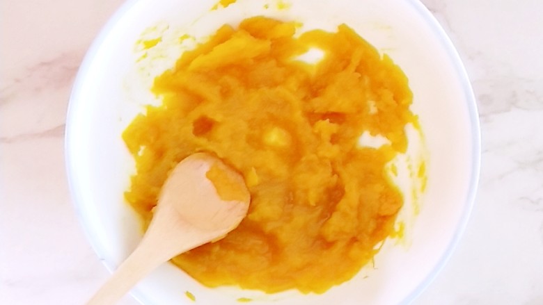 #宝宝辅食#银鱼南瓜炖蛋,用勺子或者其他工具压成泥