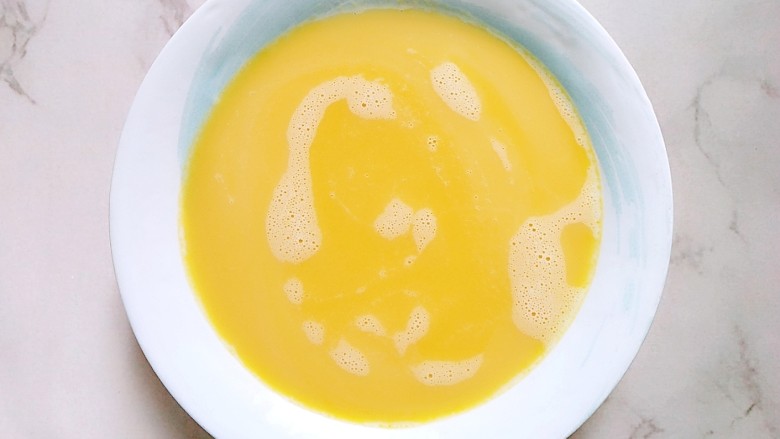 #宝宝辅食#银鱼南瓜炖蛋,然后将加有南瓜泥的蛋液过筛到另一个容器中(这里我过筛了两遍,为了使蒸出来的蛋羹细腻些),放入锅中,大火烧开水,改小火蒸,蒸的过程中,可以揭开锅盖放气,这样子蛋羹不会有蜂窝的蒸出来也比较细腻嫩滑
