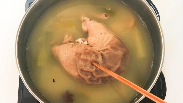 春节餐桌必备  芥末猪肚丝,煮至用筷子很容易就穿透即可