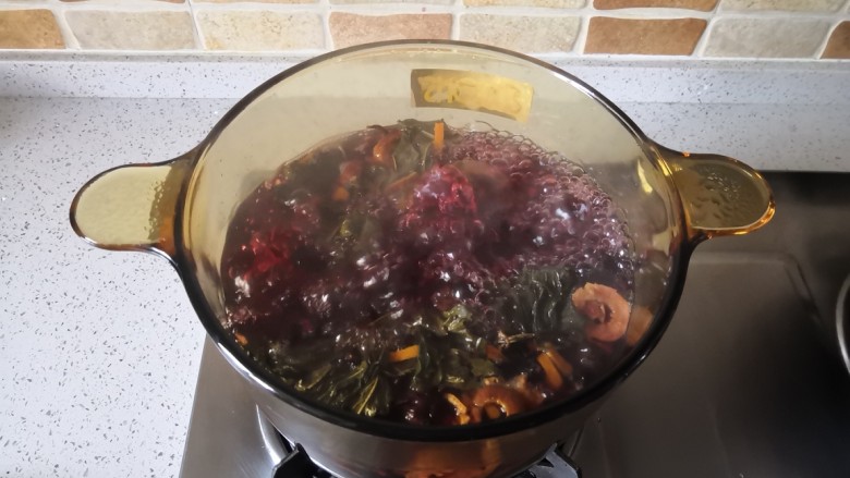 夏季消暑饮品—冰镇酸梅汤,浸泡后开大火煮至沸腾,转中小火继续煮30分钟。