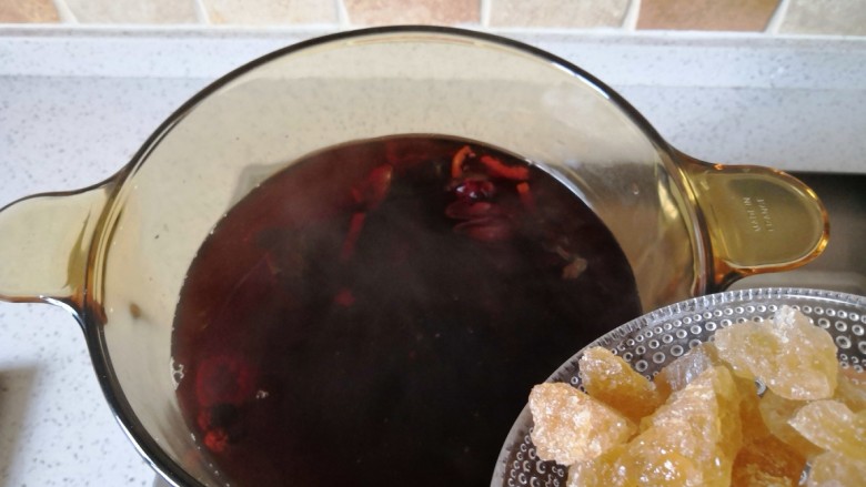 夏季消暑饮品—冰镇酸梅汤,最后加入<a style='color:red;display:inline-block;' href='/shicai/ 130180'>黄冰糖</a>,关小火煮到冰糖融化。