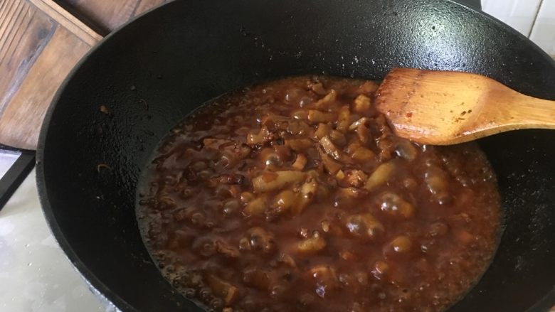 红烧猪肉面,煮沸后,汤汁浓稠状态转入电压锅。