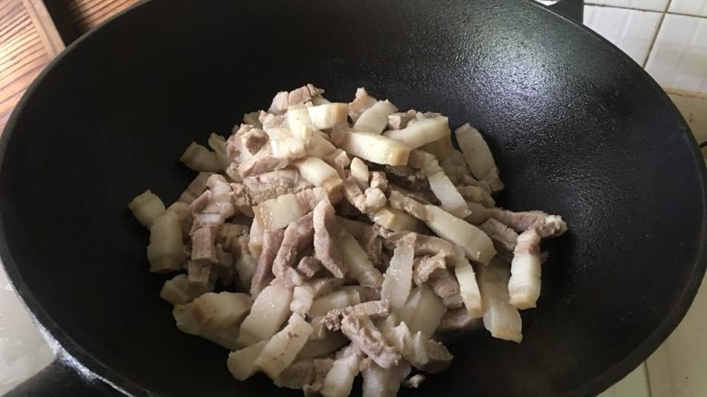 红烧猪肉面,除去血水后留下煮熟的净猪肉丁,大火炒香、爆出猪油来。