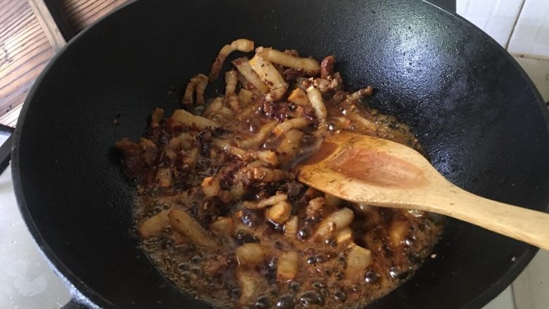 红烧猪肉面,小火翻炒,爆香调料、炒出红油,这一步很重要,有点耐心慢炒均匀,也不能炒过头了,油炒黑了,肉炒干了。