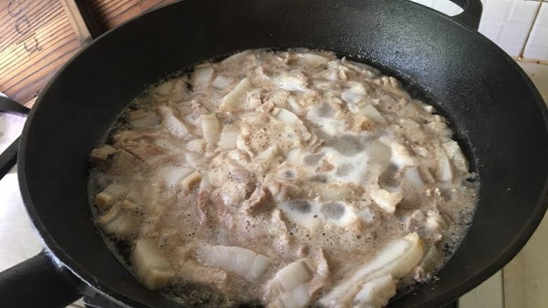 红烧猪肉面,猪肉丁倒入锅里,加清水大火煮5分钟左右,焯水,去掉血水。