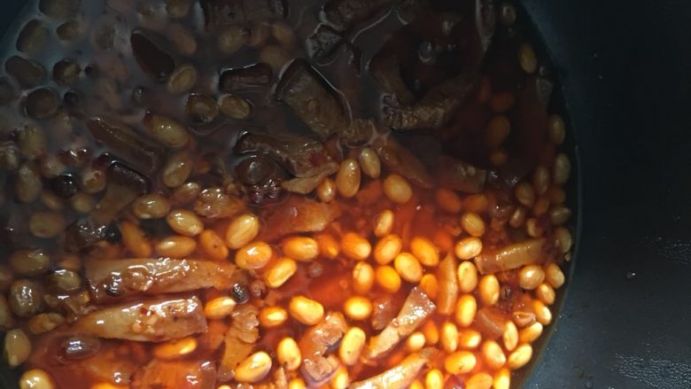 红烧猪肉面,泡发后的黄豆和猪油丁一起倒入电压锅压煮即可,煮熟后红烧猪肉汤红味鲜,满屋飘香。