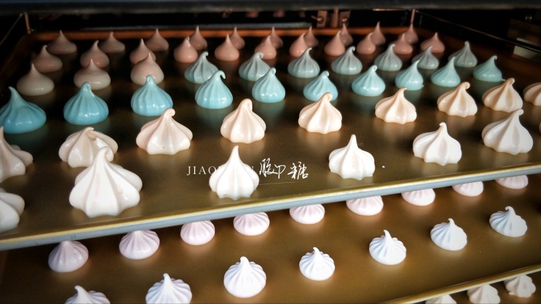 快手蛋白糖,挤在不粘烤盘上。烤箱预热100度,烤90分钟。