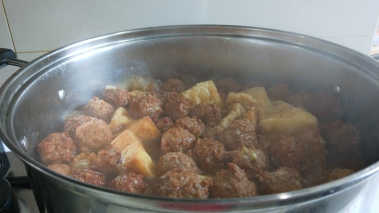 乡村地道的大锅会菜,加入适量盐,鸡粉搅拌均匀即可。