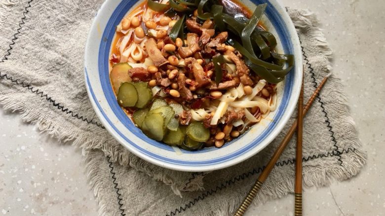 红烧猪肉面,美味又实惠的红烧猪肉面,有肉有面有汤,一碗下去直接吃到肚子撑得不行!