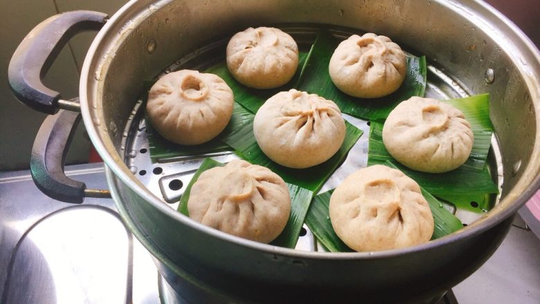 早餐+荸荠大肉包,放入蒸锅里盖子盖上醒发5分钟左右,冷水上锅大气蒸15分钟转小火5分钟,关火后再焖3分钟