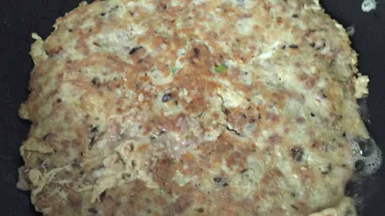 巧虎拌饭,放适量油烧热锅,倒入肉蛋饼,两面煎熟即可。