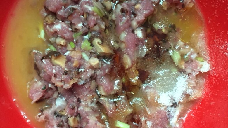 巧虎拌饭,
做一份鸡蛋肉饼。
将香菇泡发清洗干净切碎,肉切粒,加入剩余的蛋液里,放适量盐和一点点酱油,切入<a style='color:red;display:inline-block;' href='/shicai/ 163'>葱白</a>粒,打散搅拌混合。