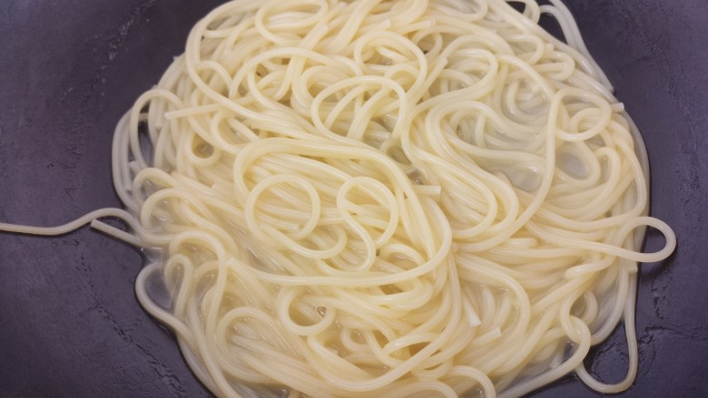 香菇青椒黑胡椒意面,意面煮8分钟左右,就差不多煮熟了。