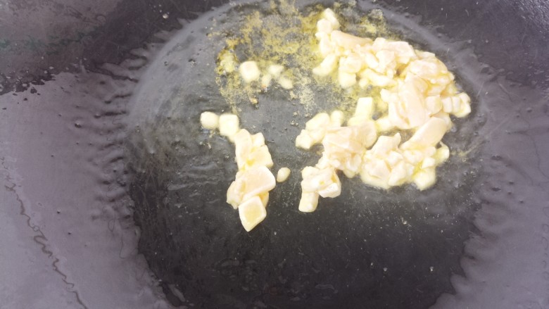 香菇青椒黑胡椒意面,然后锅里热油,把鸡肉炒香。