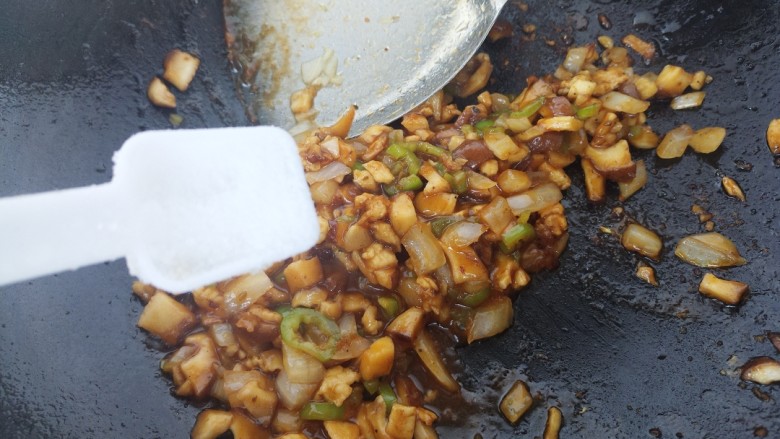 香菇青椒黑胡椒意面,翻炒几下,再加入一勺盐。