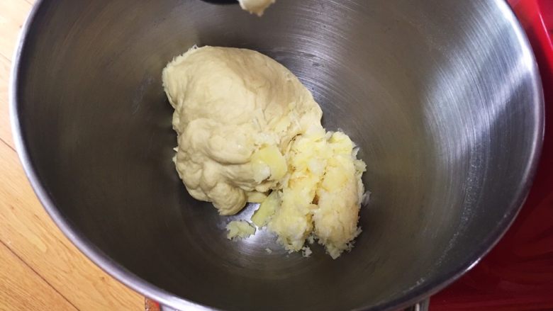埃曼塔奶酪包,再搅拌二分钟后加入三分之二的奶酪丝,厨师机揉面20分钟。