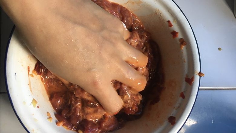 芹菜炒牛肉,用手抓匀，用手口感更好，更均匀 腌制15-20分钟