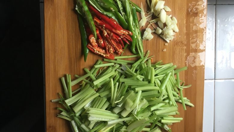 芹菜炒牛肉,辣椒丝  芹菜段   姜丝  蒜末备用