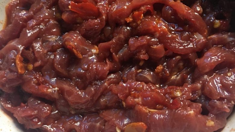 芹菜炒牛肉,<a style='color:red;display:inline-block;' href='/shicai/ 216'>牛肉</a>洗净切丝，水一定要挤掉额！放入<a style='color:red;display:inline-block;' href='/shicai/ 37'>姜</a>末<a style='color:red;display:inline-block;' href='/shicai/ 718'>料酒</a> 一勺<a style='color:red;display:inline-block;' href='/shicai/ 788'>生抽</a>  搅拌均匀