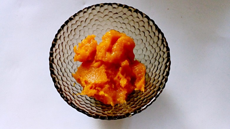 全麦奶香南瓜排包,南瓜去皮,切块,盖保鲜膜蒸熟后过筛成<a style='color:red;display:inline-block;' href='/shicai/ 7594'>南瓜泥</a>。
