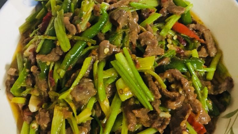 芹菜炒牛肉,芹菜辣椒炒 8分熟，就可以装盘了